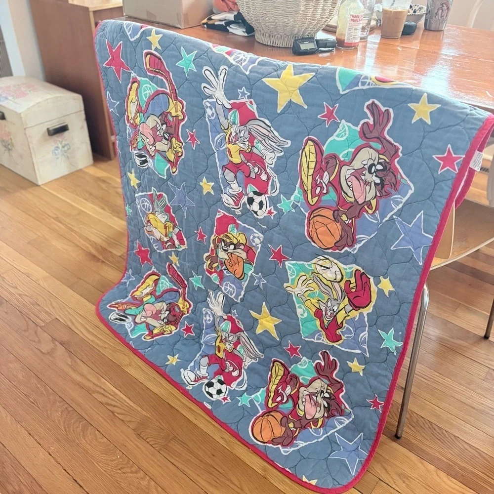 Vintage 1997 Looney Tunes Sports Tweety Bugs Bunny Taz Quilted Blanket 42” X 54”